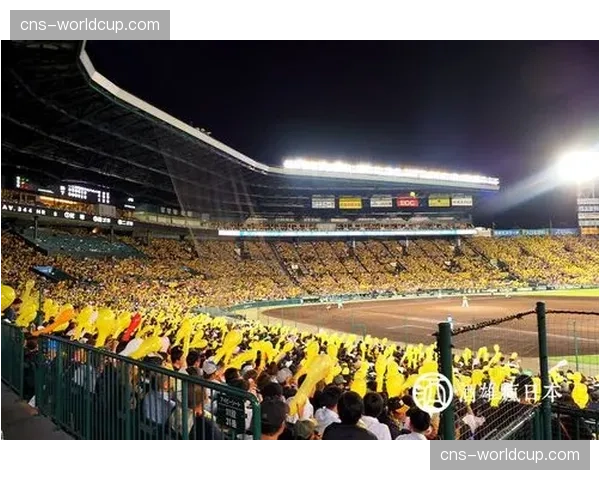 “气球”闯入球场导致比赛暂停，小球迷进场捡走获全场掌声